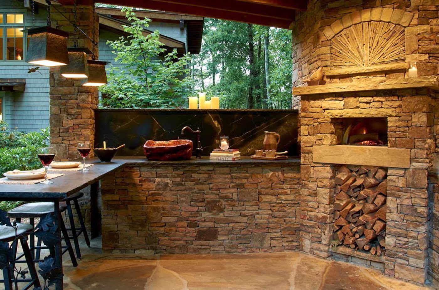 Outdoor kitchen built by Lake Norman Hardscapes in the Lake Norman, NC area