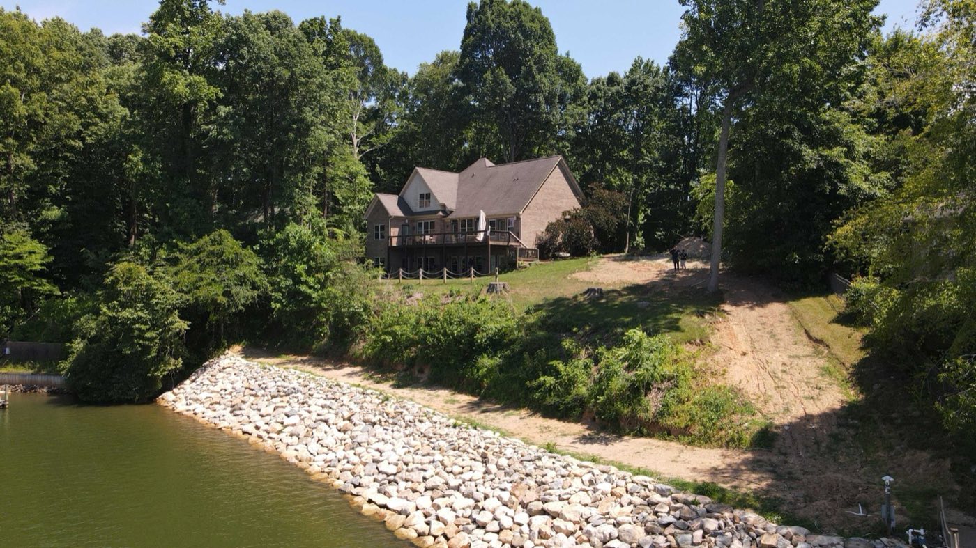 Retaining wall built by Lake Norman Hardscapes in the Lake Norman, NC area