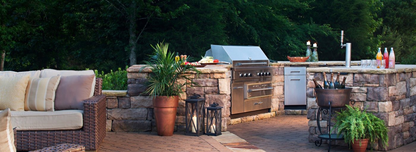 Outdoor kitchen built by Lake Norman Hardscapes in the Lake Norman, NC area